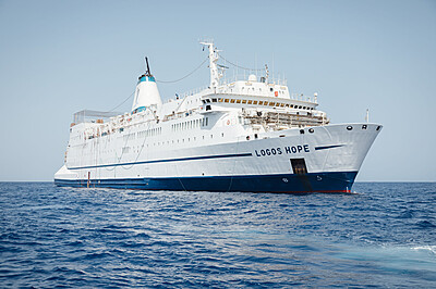Logos Hope at Sea Credit Jun Han hopd25118